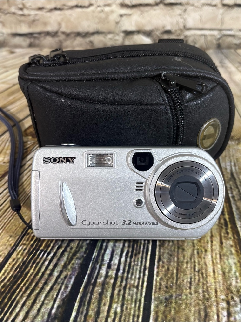 Sony Cyber-shot DSC-P72 Camera Silver & Camera Bag